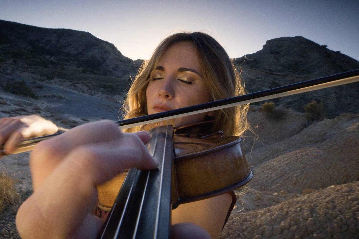 Videoclip EMERGE: violinista en un paisaje natural